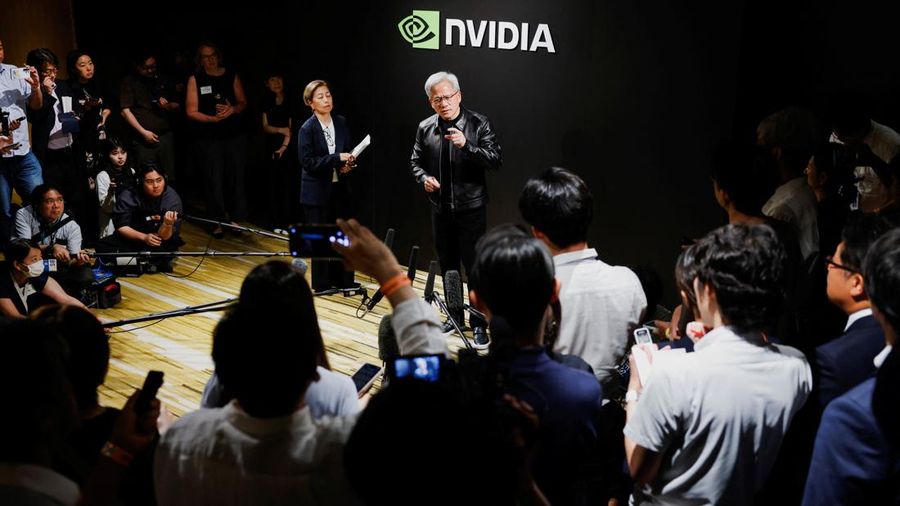 Jaket kulit milik CEO Nvidia Jensen Huang terjual di pelelangan seharga US$960.000 atau sekitar Rp17 miliar. Salah satu jaket kulit Huang itu dilelang di Sotheby's pada Jumat (17/7/2026) dan diperebutkan oleh 45 penawar. (REUTERS/Manami Yamada)