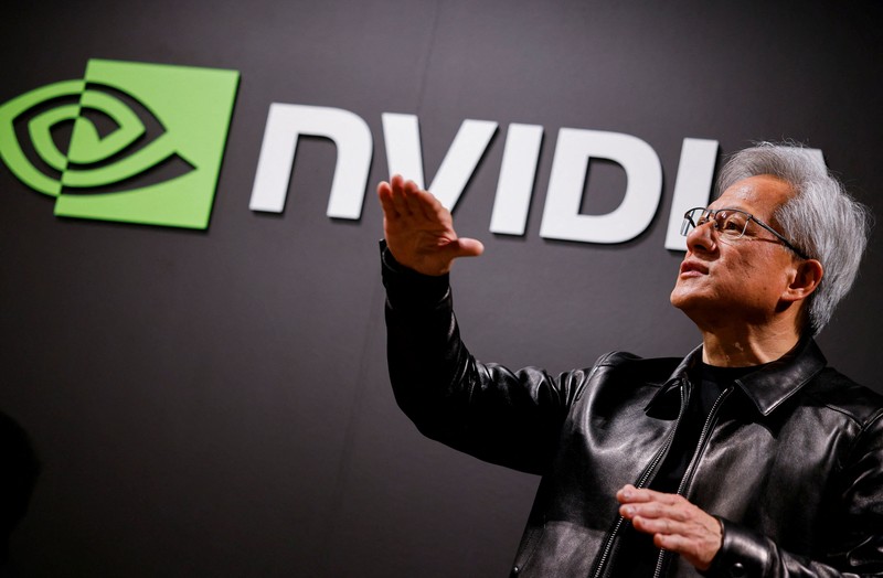 Jaket kulit milik CEO Nvidia Jensen Huang terjual di pelelangan seharga US$960.000 atau sekitar Rp17 miliar. Salah satu jaket kulit Huang itu dilelang di Sotheby's pada Jumat (17/7/2026) dan diperebutkan oleh 45 penawar. (REUTERS/Manami Yamada)