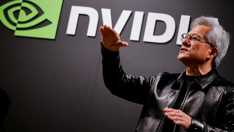 Jaket kulit milik CEO Nvidia Jensen Huang terjual di pelelangan seharga US$960.000 atau sekitar Rp17 miliar. Salah satu jaket kulit Huang itu dilelang di Sotheby's pada Jumat (17/7/2026) dan diperebutkan oleh 45 penawar. (REUTERS/Manami Yamada)