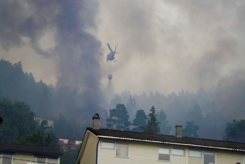Kebakaran menghancurkan lebih dari 100 rumah di Norwegia, sementara petugas pemadam kebakaran masih berupaya mengendalikan api hingga Sabtu (18/7/2026). (via REUTERS/Thomas Fure)