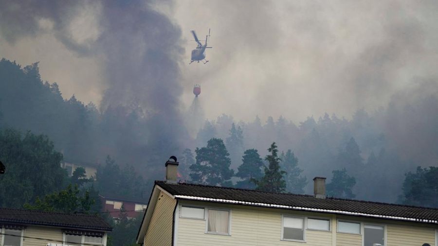 Kebakaran menghancurkan lebih dari 100 rumah di Norwegia, sementara petugas pemadam kebakaran masih berupaya mengendalikan api hingga Sabtu (18/7/2026). Kebakaran menghancurkan lebih dari 100 rumah di Norwegia, sementara petugas pemadam kebakaran masih berupaya mengendalikan api hingga Sabtu (18/7/2026). (via REUTERS/Thomas Fure)