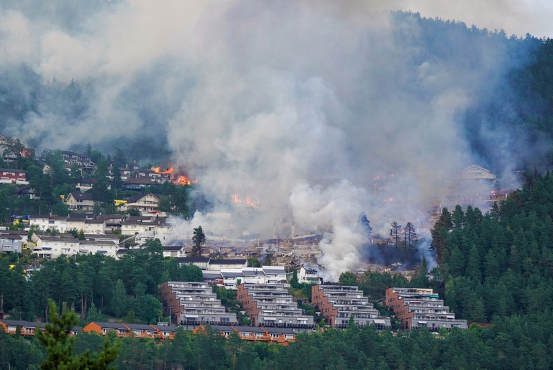 Kebakaran menghancurkan lebih dari 100 rumah di Norwegia, sementara petugas pemadam kebakaran masih berupaya mengendalikan api hingga Sabtu (18/7/2026). (via REUTERS/Thomas Fure)