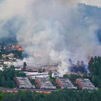 Kebakaran menghancurkan lebih dari 100 rumah di Norwegia, sementara petugas pemadam kebakaran masih berupaya mengendalikan api hingga Sabtu (18/7/2026). (via REUTERS/Thomas Fure)
