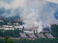 Kebakaran menghancurkan lebih dari 100 rumah di Norwegia, sementara petugas pemadam kebakaran masih berupaya mengendalikan api hingga Sabtu (18/7/2026). (via REUTERS/Thomas Fure)
