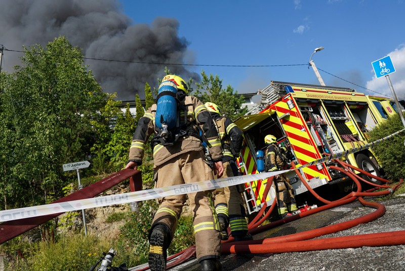 Kebakaran menghancurkan lebih dari 100 rumah di Norwegia, sementara petugas pemadam kebakaran masih berupaya mengendalikan api hingga Sabtu (18/7/2026). (via REUTERS/Thomas Fure)