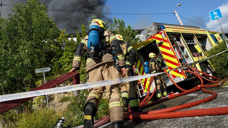 Kebakaran menghancurkan lebih dari 100 rumah di Norwegia, sementara petugas pemadam kebakaran masih berupaya mengendalikan api hingga Sabtu (18/7/2026). (via REUTERS/Thomas Fure)