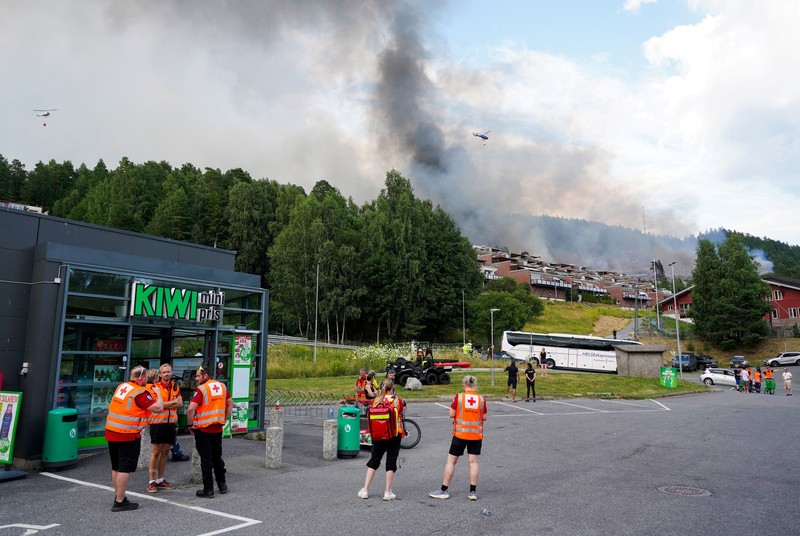 Kebakaran menghancurkan lebih dari 100 rumah di Norwegia, sementara petugas pemadam kebakaran masih berupaya mengendalikan api hingga Sabtu (18/7/2026). (via REUTERS/Thomas Fure)