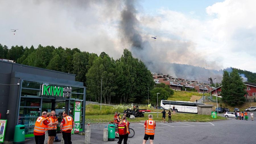 Kebakaran menghancurkan lebih dari 100 rumah di Norwegia, sementara petugas pemadam kebakaran masih berupaya mengendalikan api hingga Sabtu (18/7/2026). (via REUTERS/Thomas Fure)