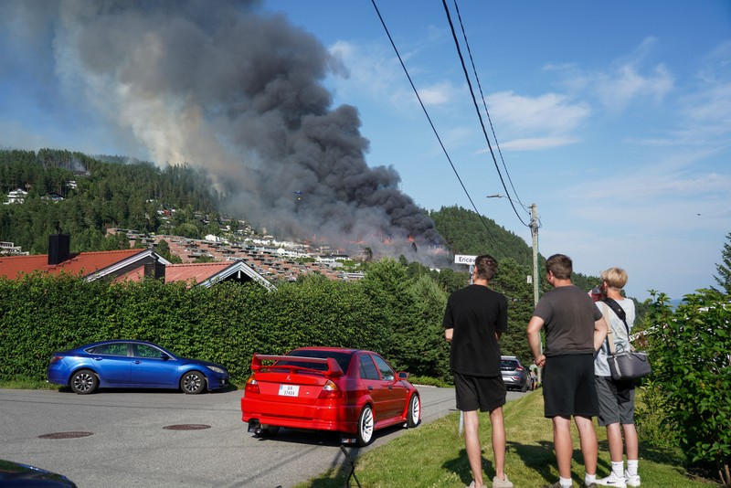 Kebakaran menghancurkan lebih dari 100 rumah di Norwegia, sementara petugas pemadam kebakaran masih berupaya mengendalikan api hingga Sabtu (18/7/2026). (via REUTERS/Thomas Fure)