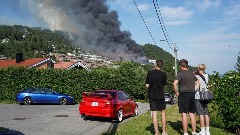 Kebakaran menghancurkan lebih dari 100 rumah di Norwegia, sementara petugas pemadam kebakaran masih berupaya mengendalikan api hingga Sabtu (18/7/2026). (via REUTERS/Thomas Fure)