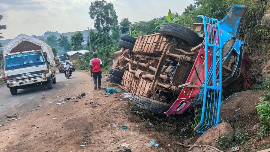 Kecelakaan bus Sekolah Dasar King David yang menewaskan anak-anak sekolah dalam perjalanan pulang dari kunjungan pendidikan ke Air Terjun Sipi; di desa Chekwatit di distrik Kapchorwa, Uganda, Jumat (17/7/2026). (REUTERS/Stringer)