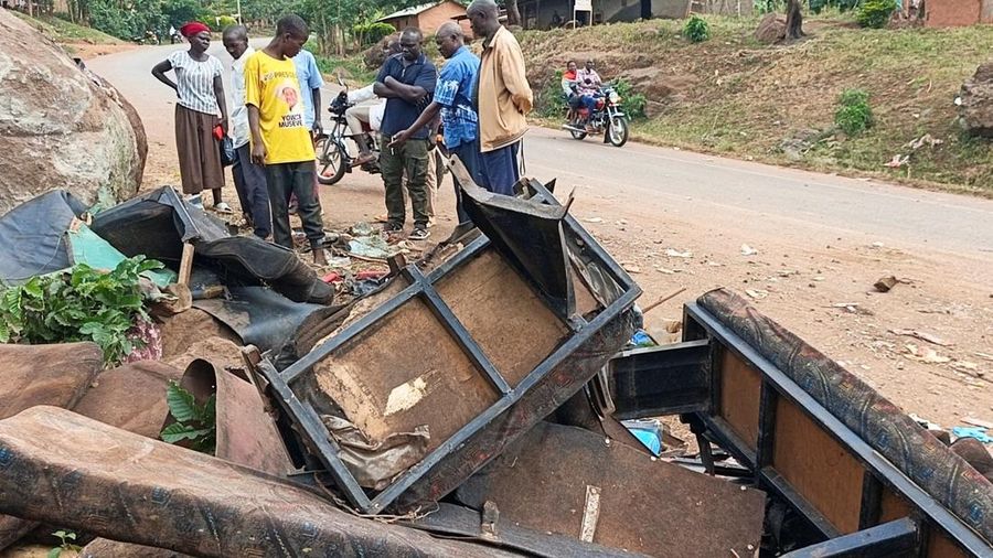 Kecelakaan bus Sekolah Dasar King David yang menewaskan anak-anak sekolah dalam perjalanan pulang dari kunjungan pendidikan ke Air Terjun Sipi; di desa Chekwatit di distrik Kapchorwa, Uganda, Jumat (17/7/2026). (REUTERS/Stringer)