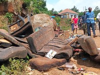 Kecelakaan bus Sekolah Dasar King David yang menewaskan anak-anak sekolah dalam perjalanan pulang dari kunjungan pendidikan ke Air Terjun Sipi; di desa Chekwatit di distrik Kapchorwa, Uganda, Jumat (17/7/2026). (REUTERS/Stringer)