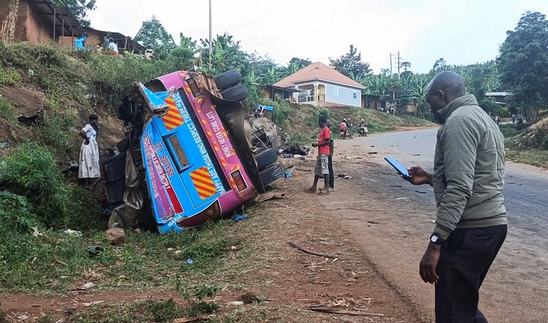 Kecelakaan bus Sekolah Dasar King David yang menewaskan anak-anak sekolah dalam perjalanan pulang dari kunjungan pendidikan ke Air Terjun Sipi; di desa Chekwatit di distrik Kapchorwa, Uganda, Jumat (17/7/2026). (REUTERS/Stringer)