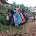 Kecelakaan bus Sekolah Dasar King David yang menewaskan anak-anak sekolah dalam perjalanan pulang dari kunjungan pendidikan ke Air Terjun Sipi; di desa Chekwatit di distrik Kapchorwa, Uganda, Jumat (17/7/2026). (REUTERS/Stringer)