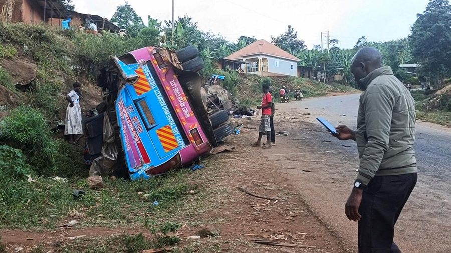 Kecelakaan bus Sekolah Dasar King David yang menewaskan anak-anak sekolah dalam perjalanan pulang dari kunjungan pendidikan ke Air Terjun Sipi; di desa Chekwatit di distrik Kapchorwa, Uganda, Jumat (17/7/2026). (REUTERS/Stringer)