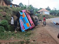 Kecelakaan bus Sekolah Dasar King David yang menewaskan anak-anak sekolah dalam perjalanan pulang dari kunjungan pendidikan ke Air Terjun Sipi; di desa Chekwatit di distrik Kapchorwa, Uganda, Jumat (17/7/2026). (REUTERS/Stringer)
