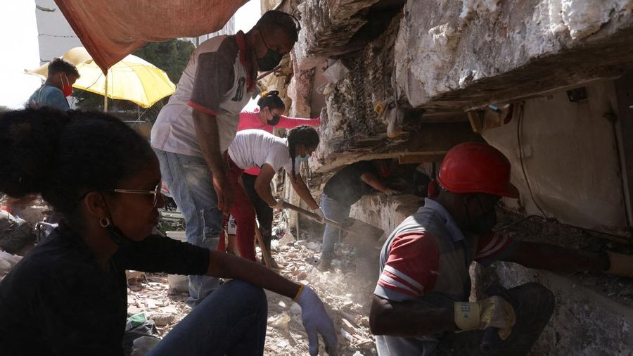 Korban tewas akibat gempa bumi dahsyat yang melanda Venezuela pada Juni lalu bertambah menjadi 5.069 jiwa. Selain itu, lebih dari 21.000 orang lainnya masih berada di pengungsian, Sabtu (18/7/2026). (REUTERS/Gaby Oraa)