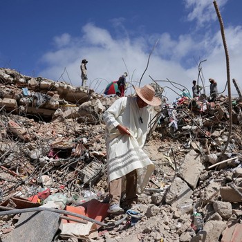 Korban tewas akibat gempa bumi dahsyat yang melanda Venezuela pada Juni lalu bertambah menjadi 5.069 jiwa. Selain itu, lebih dari 21.000 orang lainnya masih berada di pengungsian, Sabtu (18/7/2026). (REUTERS/Gaby Oraa)