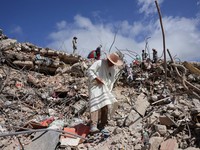 Korban tewas akibat gempa bumi dahsyat yang melanda Venezuela pada Juni lalu bertambah menjadi 5.069 jiwa. Selain itu, lebih dari 21.000 orang lainnya masih berada di pengungsian, Sabtu (18/7/2026). (REUTERS/Gaby Oraa)
