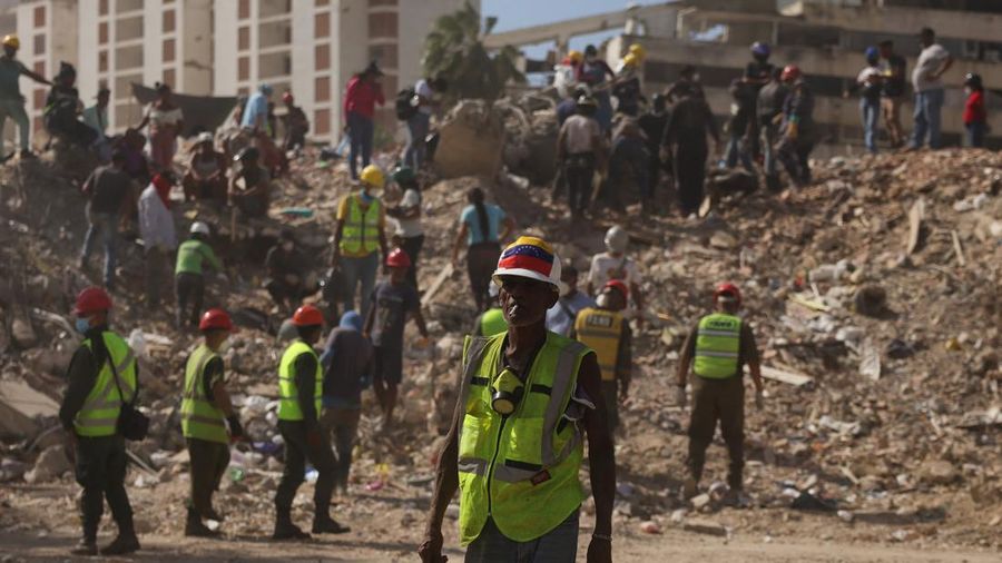 Korban tewas akibat gempa bumi dahsyat yang melanda Venezuela pada Juni lalu bertambah menjadi 5.069 jiwa. Selain itu, lebih dari 21.000 orang lainnya masih berada di pengungsian, Sabtu (18/7/2026). (REUTERS/Gaby Oraa)
