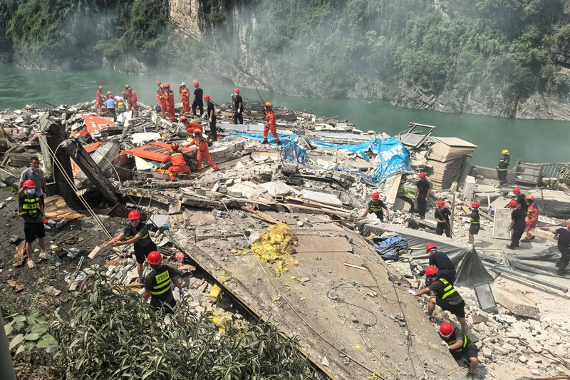 Longsor menerjang Kabupaten Otonom Pengshui Miao dan Tujia di Chongqing, China, pada Jumat (17/7/2026) pagi. (VIA REUTERS/cnsphoto)