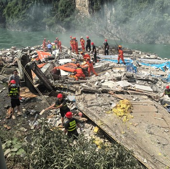 Longsor menerjang Kabupaten Otonom Pengshui Miao dan Tujia di Chongqing, China, pada Jumat (17/7/2026) pagi. (VIA REUTERS/cnsphoto)