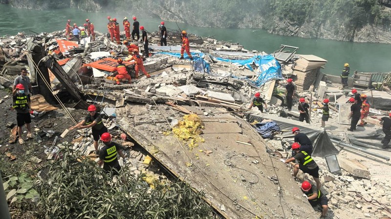 Longsor menerjang Kabupaten Otonom Pengshui Miao dan Tujia di Chongqing, China, pada Jumat (17/7/2026) pagi. (VIA REUTERS/cnsphoto)