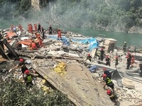 Longsor menerjang Kabupaten Otonom Pengshui Miao dan Tujia di Chongqing, China, pada Jumat (17/7/2026) pagi. (VIA REUTERS/cnsphoto)