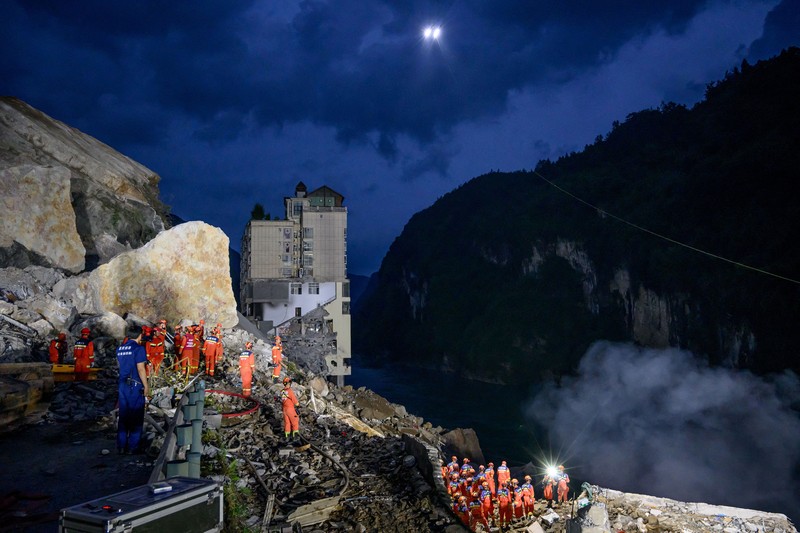 Longsor menerjang Kabupaten Otonom Pengshui Miao dan Tujia di Chongqing, China, pada Jumat (17/7/2026) pagi. (VIA REUTERS/cnsphoto)