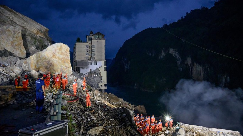 Longsor menerjang Kabupaten Otonom Pengshui Miao dan Tujia di Chongqing, China, pada Jumat (17/7/2026) pagi. (VIA REUTERS/cnsphoto)