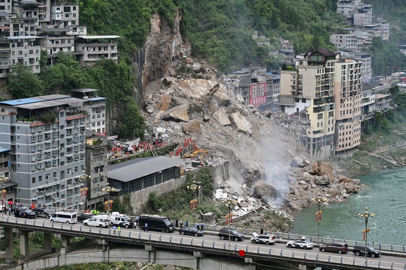 Longsor menerjang Kabupaten Otonom Pengshui Miao dan Tujia di Chongqing, China, pada Jumat (17/7/2026) pagi. (VIA REUTERS/cnsphoto)