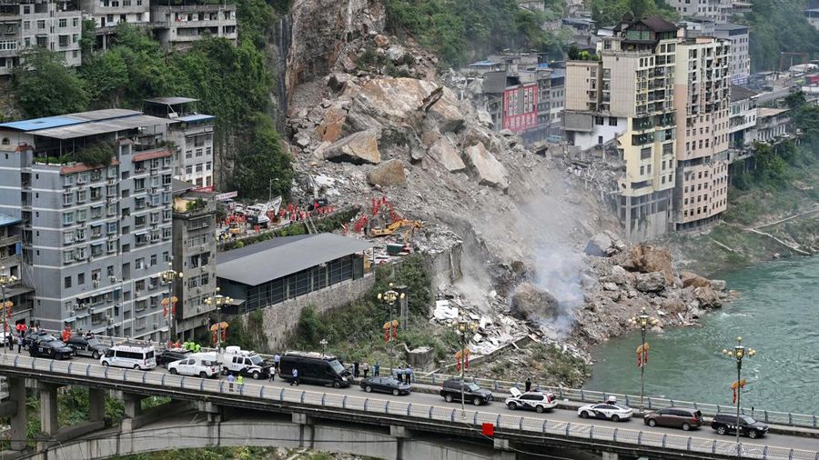 Longsor menerjang Kabupaten Otonom Pengshui Miao dan Tujia di Chongqing, China, pada Jumat (17/7/2026) pagi. (VIA REUTERS/cnsphoto)