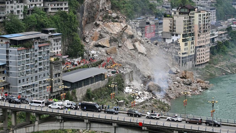 Longsor menerjang Kabupaten Otonom Pengshui Miao dan Tujia di Chongqing, China, pada Jumat (17/7/2026) pagi. (VIA REUTERS/cnsphoto)
