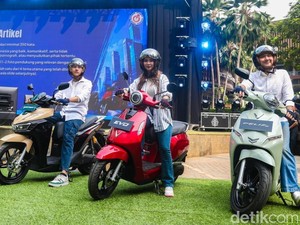 Video: Dari Gen Z hingga Pasutri, Warga Antusias Jajal Motor Listrik VinFast
