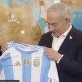 Duta Besar Argentina untuk Israel telah memberikan Benjamin Netanyahu sebuah jersey sepak bola menjelang final Piala Dunia melawan Spanyol. (Tangkapan layar instagram @aljazeeraenglish)