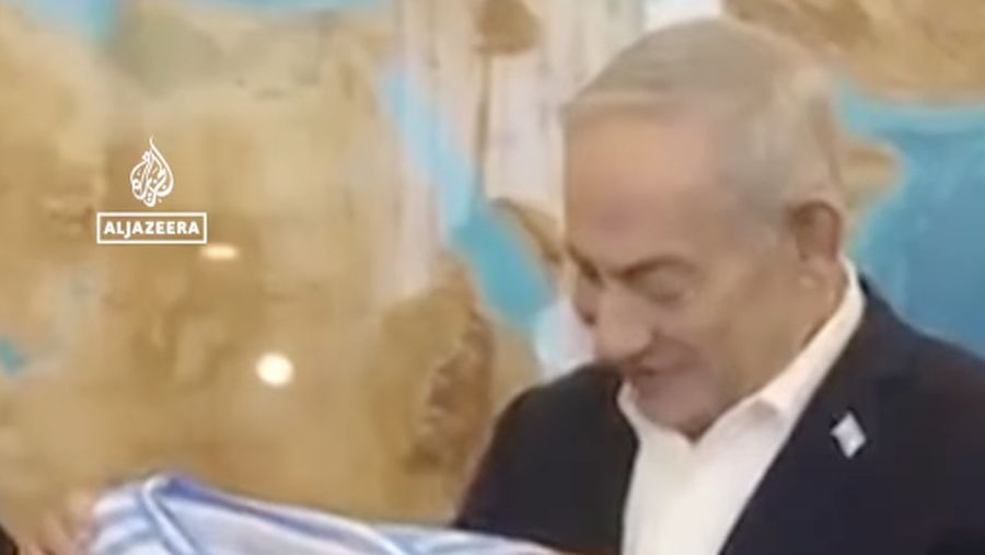 Duta Besar Argentina untuk Israel telah memberikan Benjamin Netanyahu sebuah jersey sepak bola menjelang final Piala Dunia melawan Spanyol. (Tangkapan layar instagram @aljazeeraenglish)