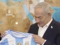 Duta Besar Argentina untuk Israel telah memberikan Benjamin Netanyahu sebuah jersey sepak bola menjelang final Piala Dunia melawan Spanyol. (Tangkapan layar instagram @aljazeeraenglish)