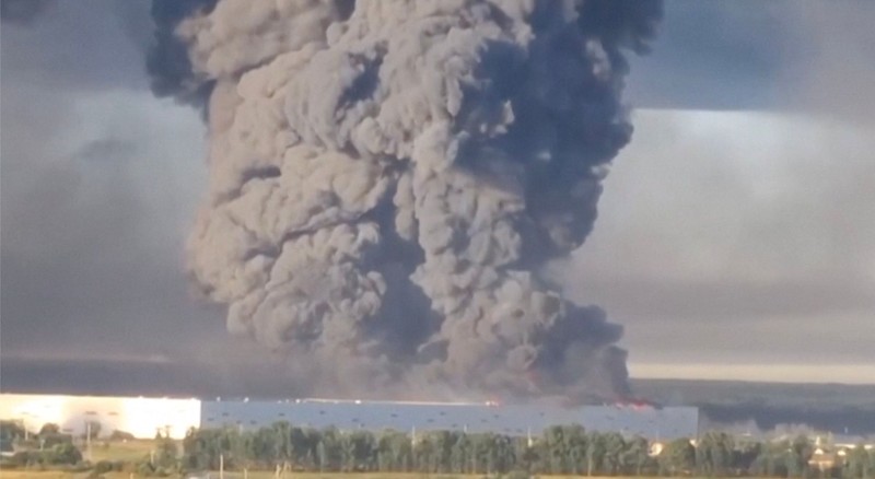 Gelombang serangan drone Ukraina menewaskan tujuh pekerja gudang Rusia dan melukai puluhan lainnya, sementara serangan lain memicu kebakaran di depot minyak di wilayah ibu kota yang lebih luas. Hal ini diungkapkan gubernur regional pada hari Sabtu (18/7/2026). (Social Media via REUTERS/Social Media)