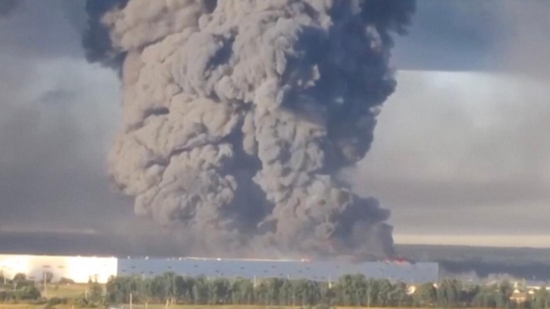 Gelombang serangan drone Ukraina menewaskan tujuh pekerja gudang Rusia dan melukai puluhan lainnya, sementara serangan lain memicu kebakaran di depot minyak di wilayah ibu kota yang lebih luas. Hal ini diungkapkan gubernur regional pada hari Sabtu (1