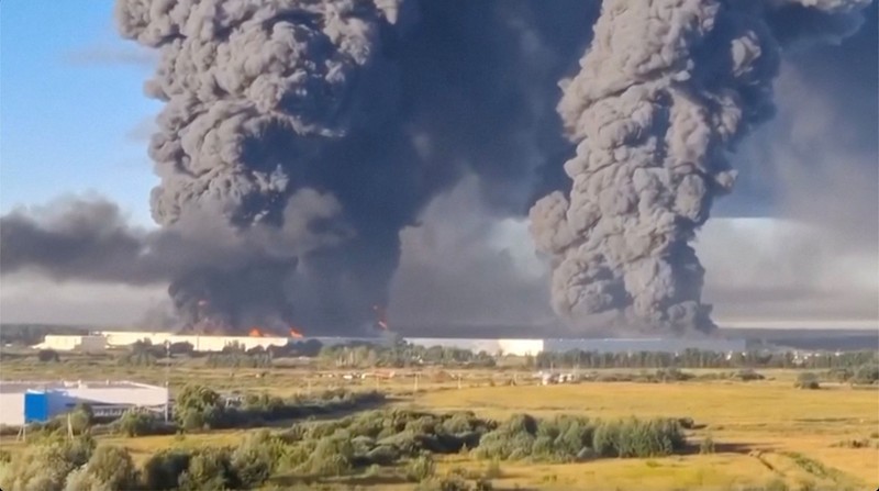 Gelombang serangan drone Ukraina menewaskan tujuh pekerja gudang Rusia dan melukai puluhan lainnya, sementara serangan lain memicu kebakaran di depot minyak di wilayah ibu kota yang lebih luas. Hal ini diungkapkan gubernur regional pada hari Sabtu (18/7/2026). (Social Media via REUTERS/Social Media)
