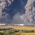 Gelombang serangan drone Ukraina menewaskan tujuh pekerja gudang Rusia dan melukai puluhan lainnya, sementara serangan lain memicu kebakaran di depot minyak di wilayah ibu kota yang lebih luas. Hal ini diungkapkan gubernur regional pada hari Sabtu (1