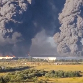 Gelombang serangan drone Ukraina menewaskan tujuh pekerja gudang Rusia dan melukai puluhan lainnya, sementara serangan lain memicu kebakaran di depot minyak di wilayah ibu kota yang lebih luas. Hal ini diungkapkan gubernur regional pada hari Sabtu (1