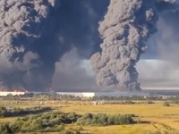 Gelombang serangan drone Ukraina menewaskan tujuh pekerja gudang Rusia dan melukai puluhan lainnya, sementara serangan lain memicu kebakaran di depot minyak di wilayah ibu kota yang lebih luas. Hal ini diungkapkan gubernur regional pada hari Sabtu (1