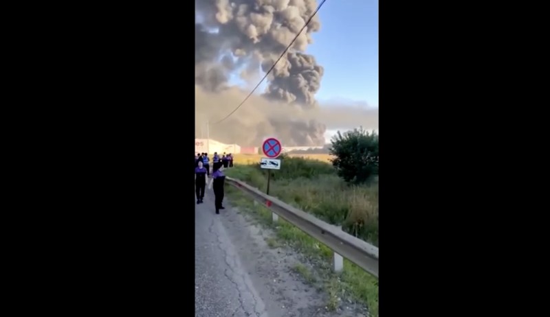 Gelombang serangan drone Ukraina menewaskan tujuh pekerja gudang Rusia dan melukai puluhan lainnya, sementara serangan lain memicu kebakaran di depot minyak di wilayah ibu kota yang lebih luas. Hal ini diungkapkan gubernur regional pada hari Sabtu (18/7/2026). (Social Media via REUTERS/Social Media)