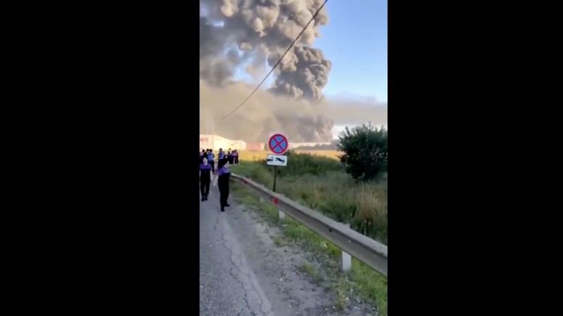Gelombang serangan drone Ukraina menewaskan tujuh pekerja gudang Rusia dan melukai puluhan lainnya, sementara serangan lain memicu kebakaran di depot minyak di wilayah ibu kota yang lebih luas. Hal ini diungkapkan gubernur regional pada hari Sabtu (1