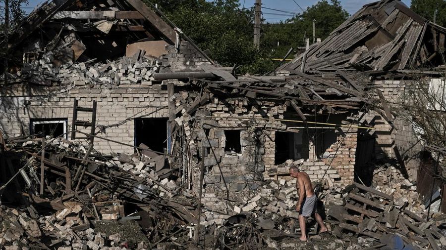 Gelombang serangan drone Ukraina menewaskan tujuh pekerja gudang Rusia dan melukai puluhan lainnya, sementara serangan lain memicu kebakaran di depot minyak di wilayah ibu kota yang lebih luas. Hal ini diungkapkan gubernur regional pada hari Sabtu (1