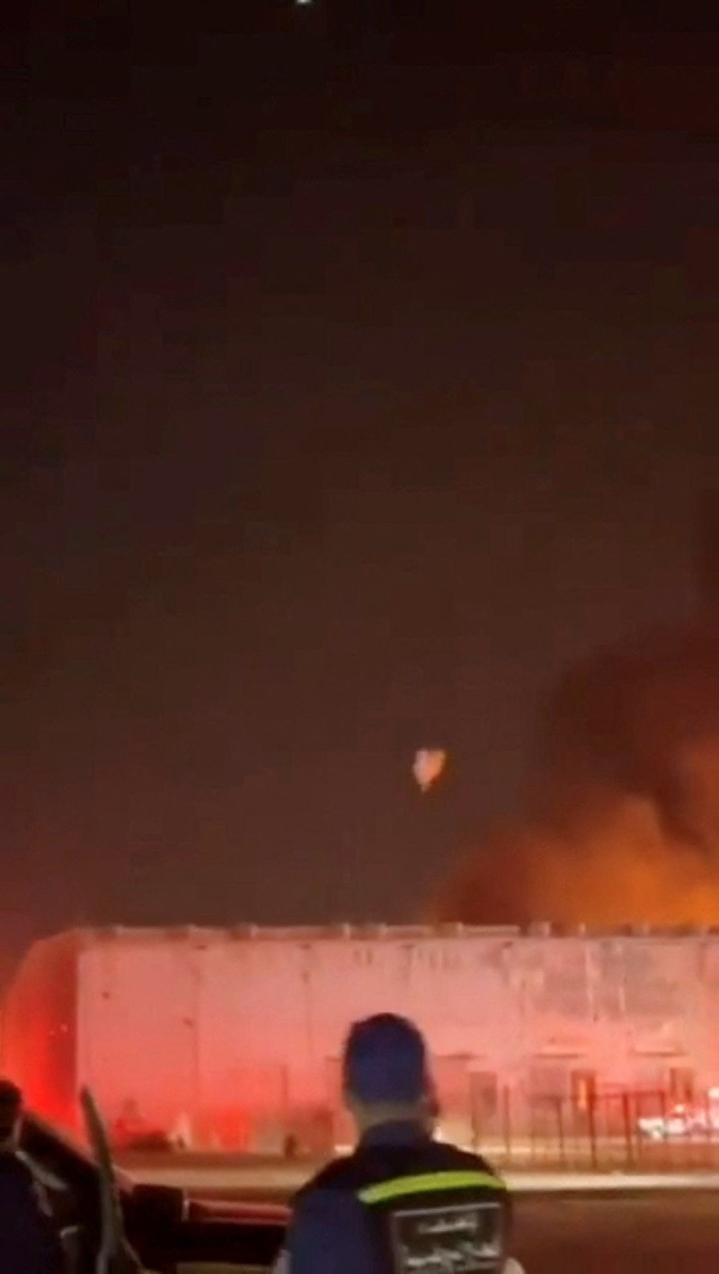 Konflik bersenjata di kawasan Timur Tengah kembali meluas setelah Iran melancarkan serangan rudal dan drone ke Kuwait pada Sabtu waktu setempat, Sabtu (18/7/2026).  (Social Media via REUTERS/Social Media)