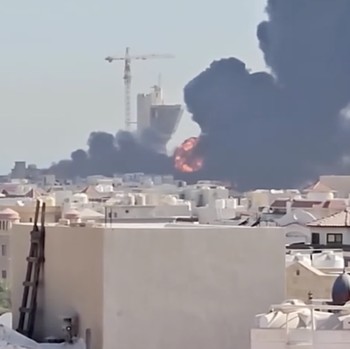 Konflik bersenjata di kawasan Timur Tengah kembali meluas setelah Iran melancarkan serangan rudal dan drone ke Kuwait pada Sabtu waktu setempat, Sabtu (18/7/2026). (Social Media via REUTERS/Social Media)