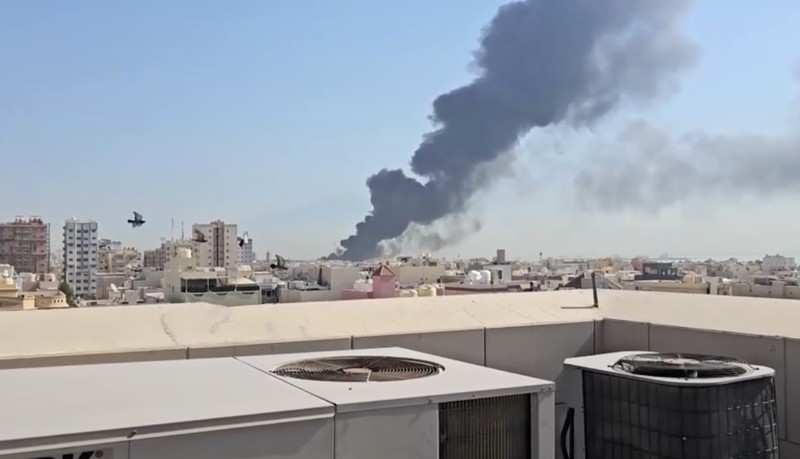 Konflik bersenjata di kawasan Timur Tengah kembali meluas setelah Iran melancarkan serangan rudal dan drone ke Kuwait pada Sabtu waktu setempat, Sabtu (18/7/2026).  (Social Media via REUTERS/Social Media)